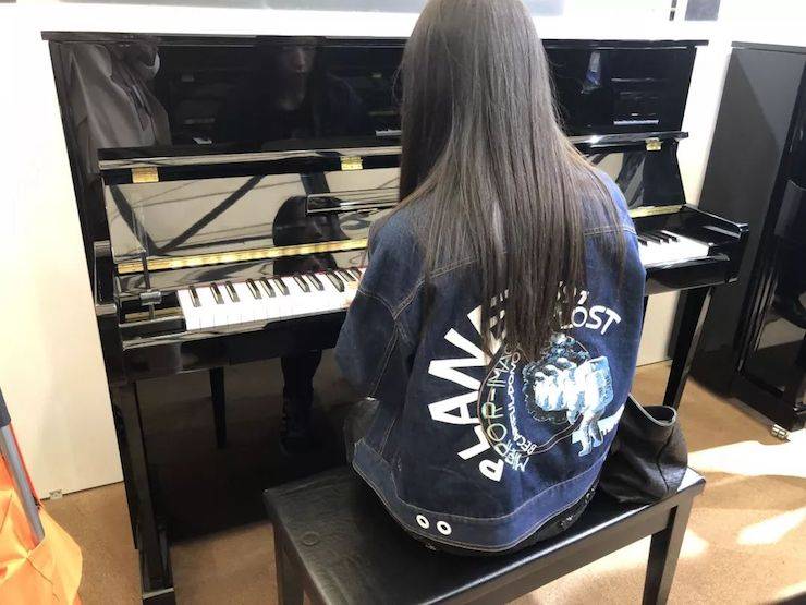 参观来宾试奏豪运国际钢琴