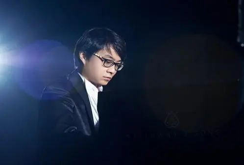 宋思衡的“宅抗疫” | 挑战主播、筹集口罩、闭关作曲，这位取消了20场演出的钢琴家原来这么忙！
